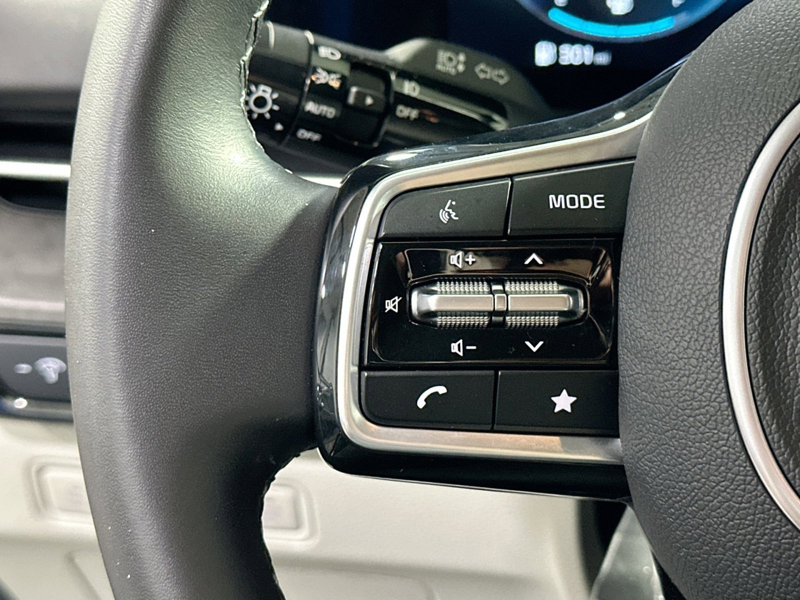 Used 2023 Kia Carnival SX image 21