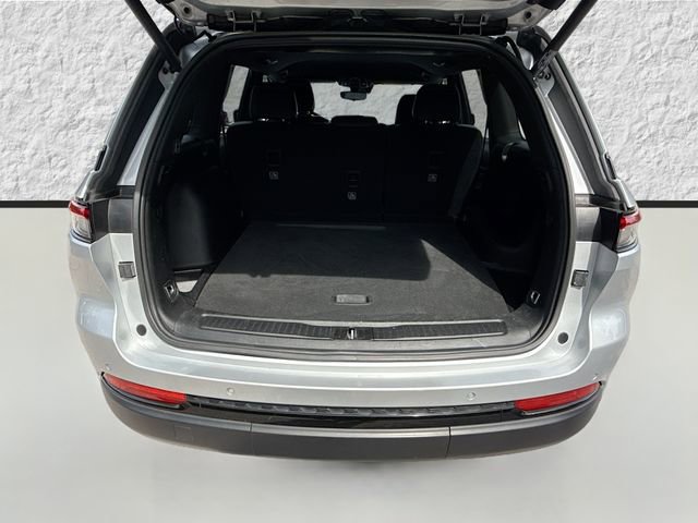 Used 2024 Jeep Grand Cherokee Altitude RWD image 11