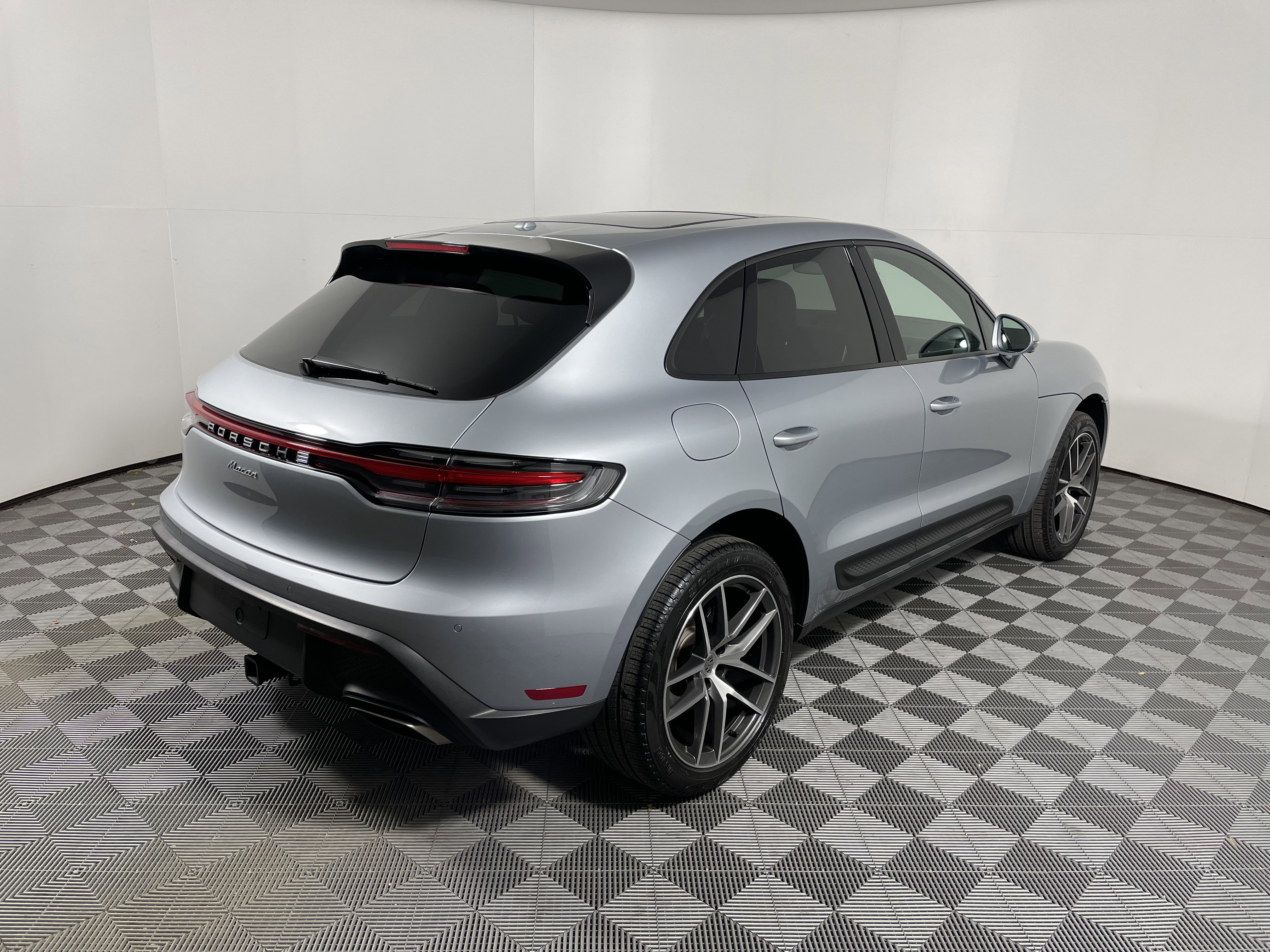 Used 2025 Porsche Macan image 7