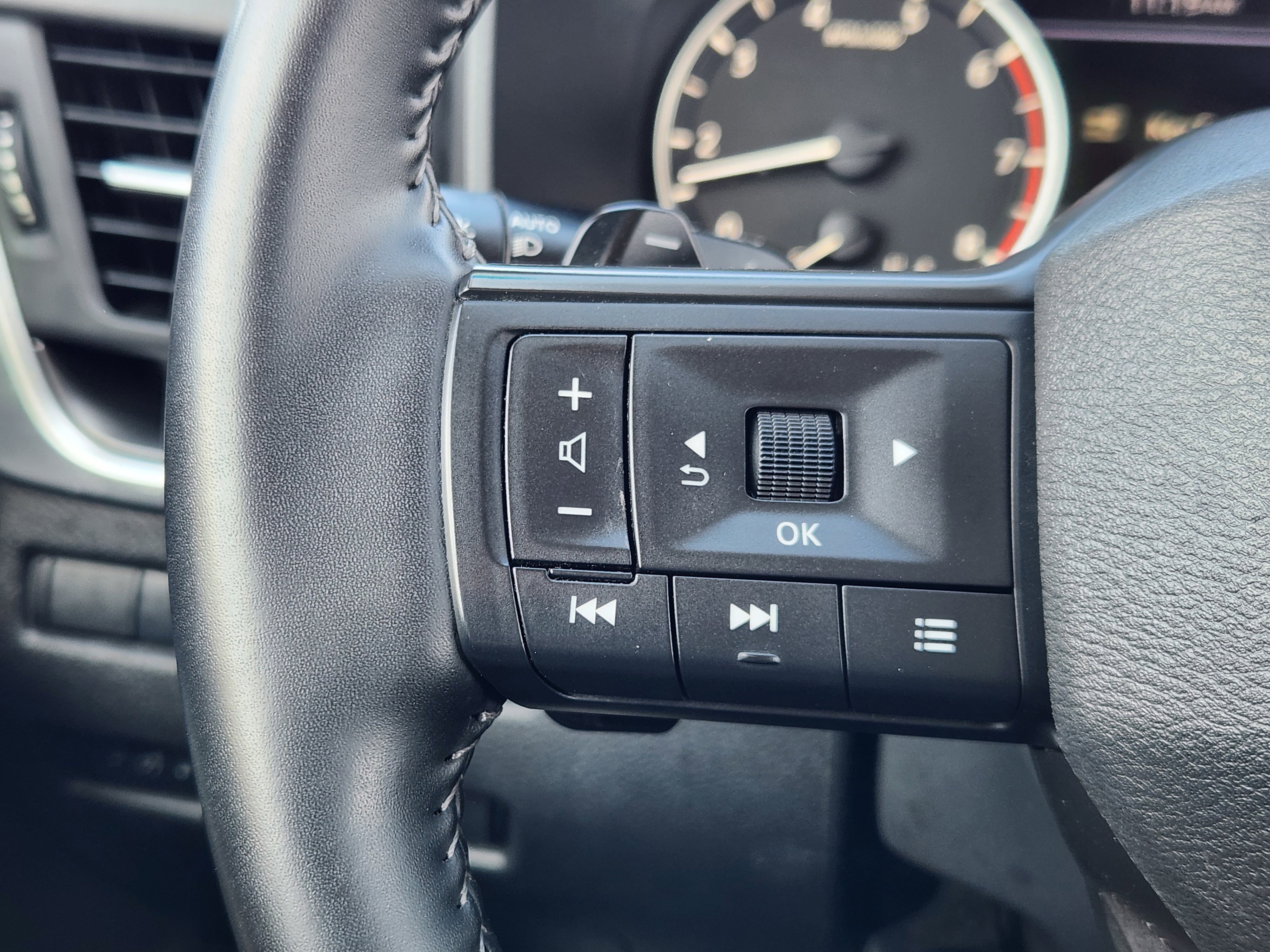 Used 2025 Nissan Rogue SV AWD/4WD image 19
