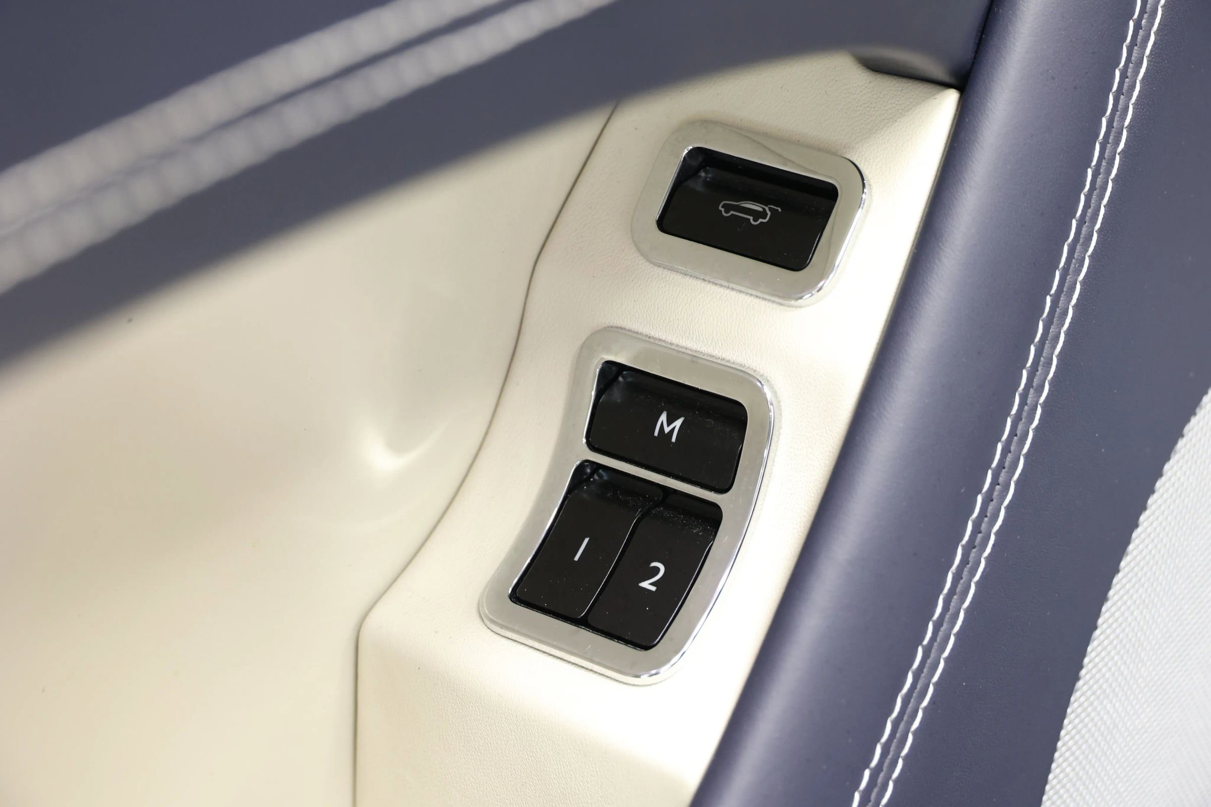 Used 2022 Bentley Bentayga image 14