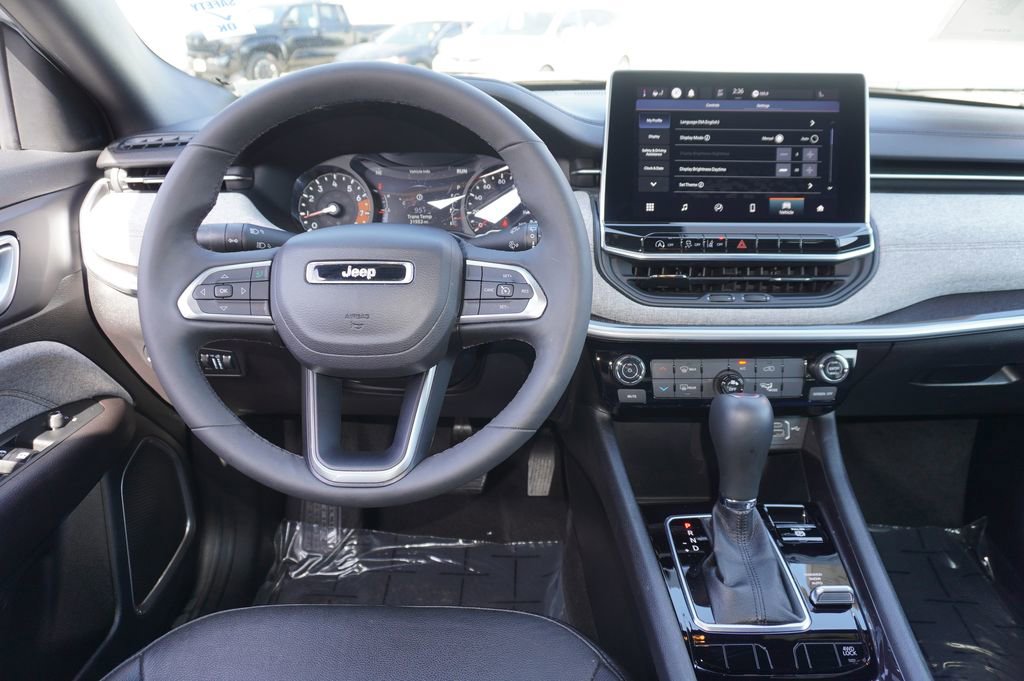 Used 2023 Jeep Compass Latitude image 11