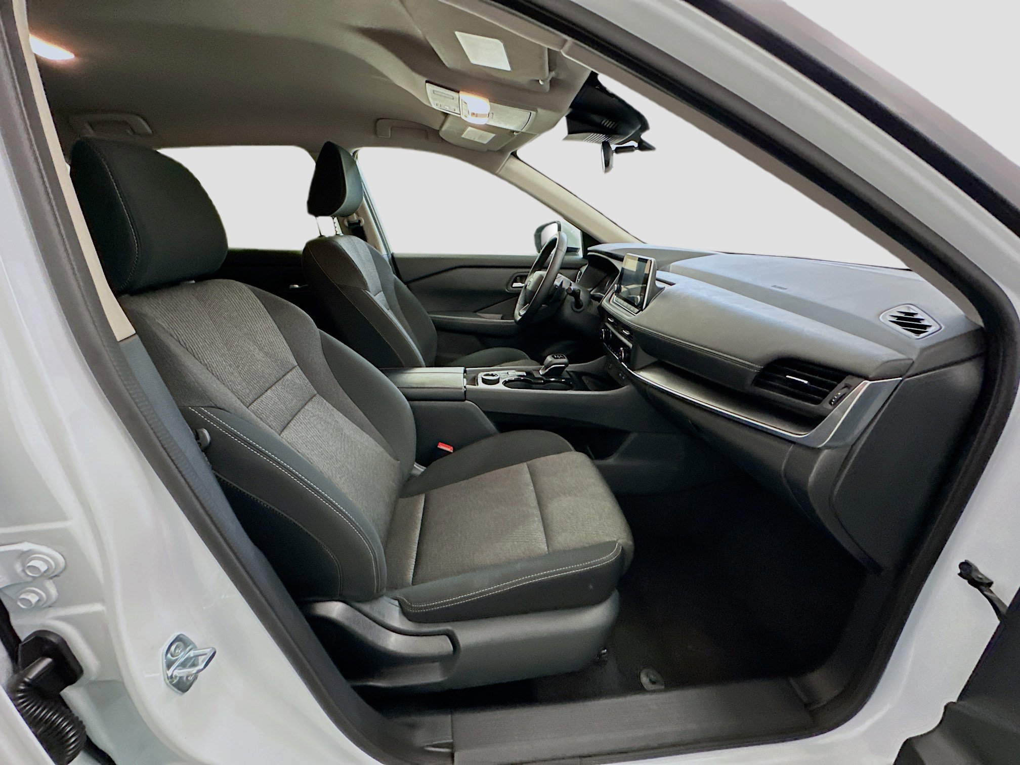 Used 2025 Nissan Rogue SV image 32