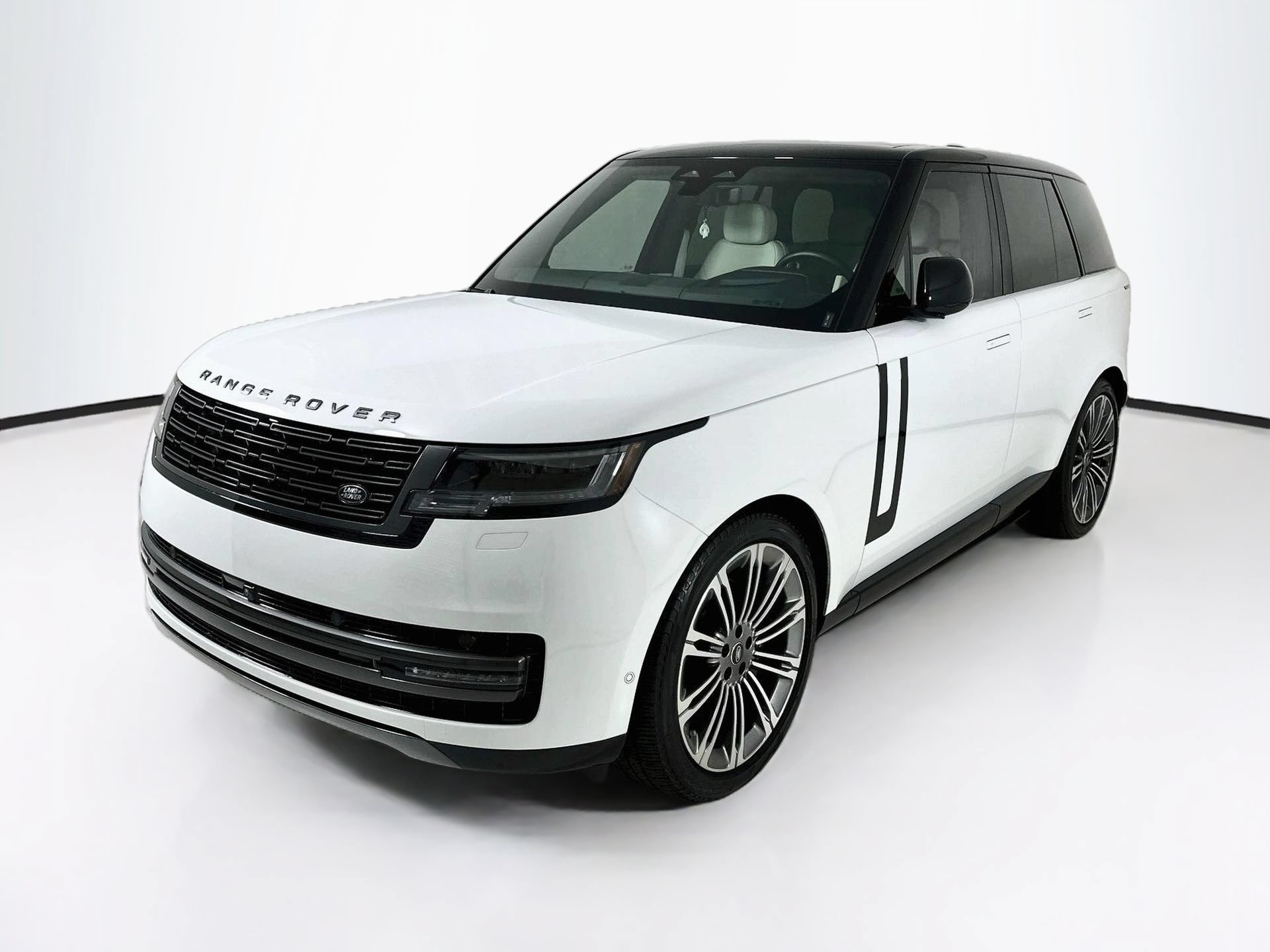 Used 2024 Land Rover Range Rover SE AWD/4WD image 3