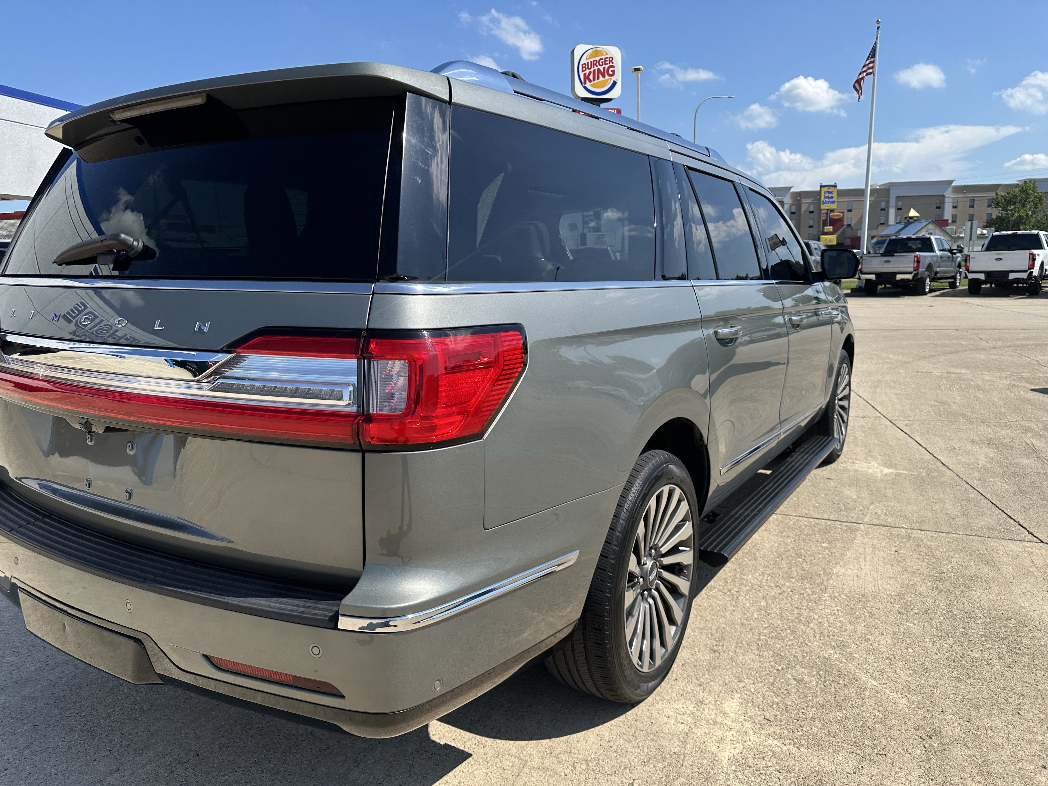 Used 2020 Lincoln Navigator L Reserve w/ Luxury Package AWD/4WD image 9