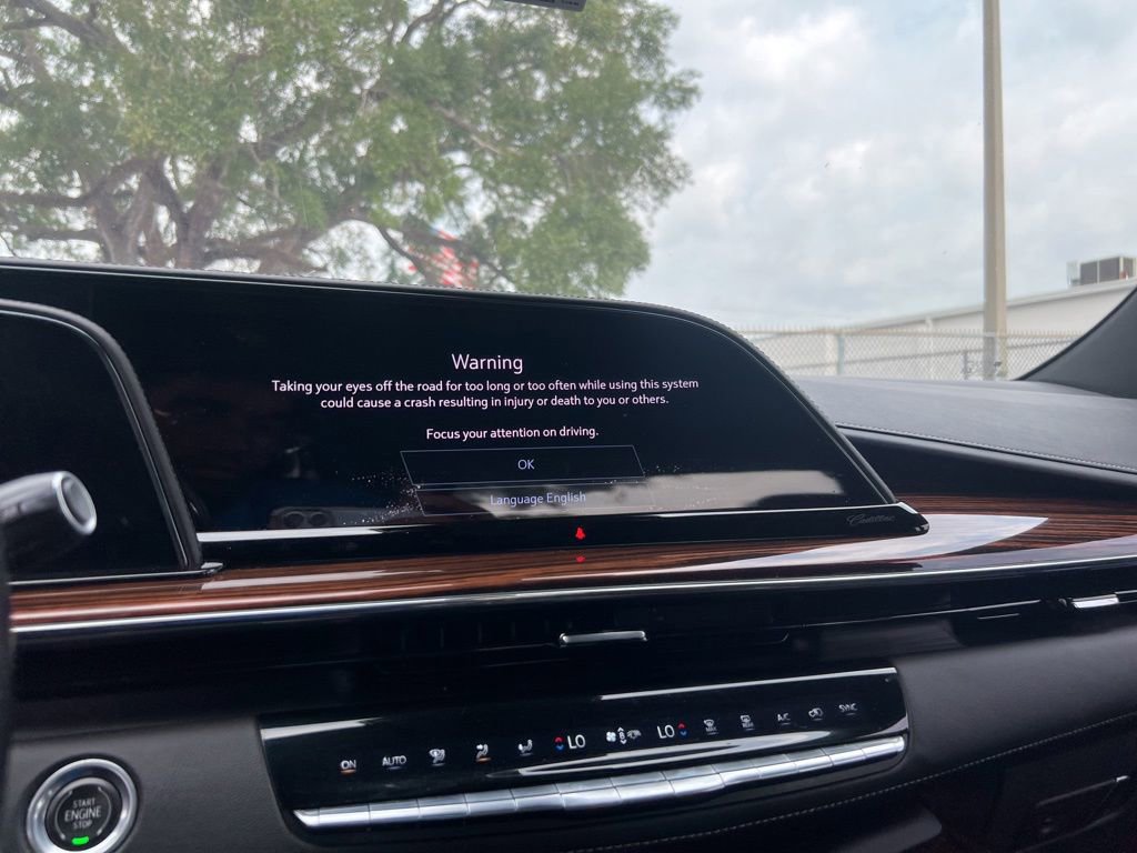 Used 2021 Cadillac Escalade Premium Luxury AWD/4WD image 2