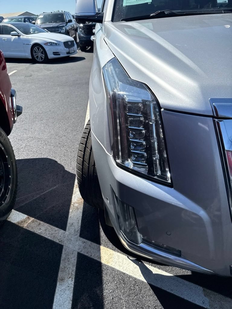 Used 2020 Cadillac Escalade Luxury AWD/4WD image 4