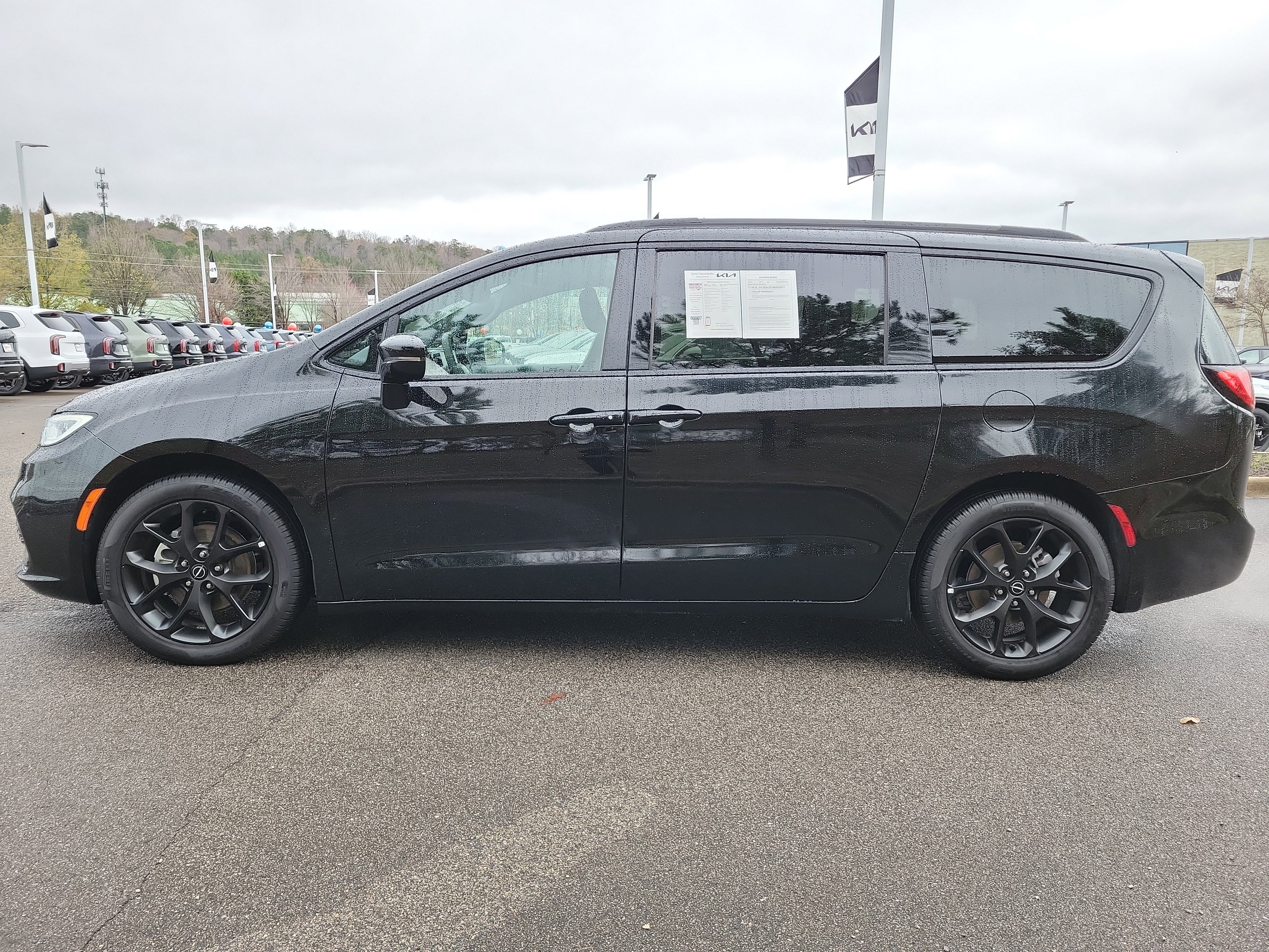 Used 2025 Chrysler Pacifica Limited image 25