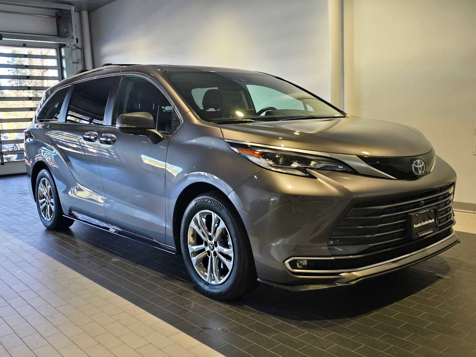 Used 2023 Toyota Sienna Platinum AWD/4WD image 7