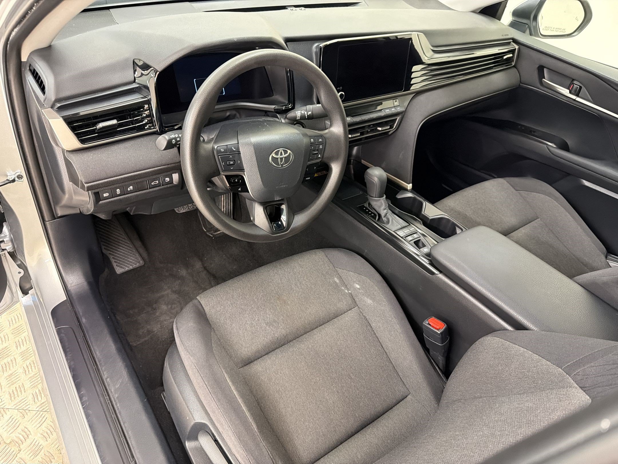 Used 2025 Toyota Camry LE FWD image 4