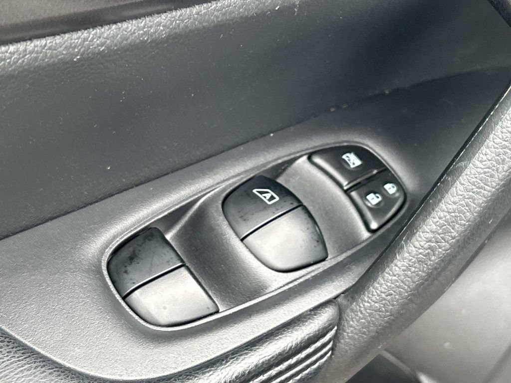 Used 2015 Nissan Rogue SV FWD image 18