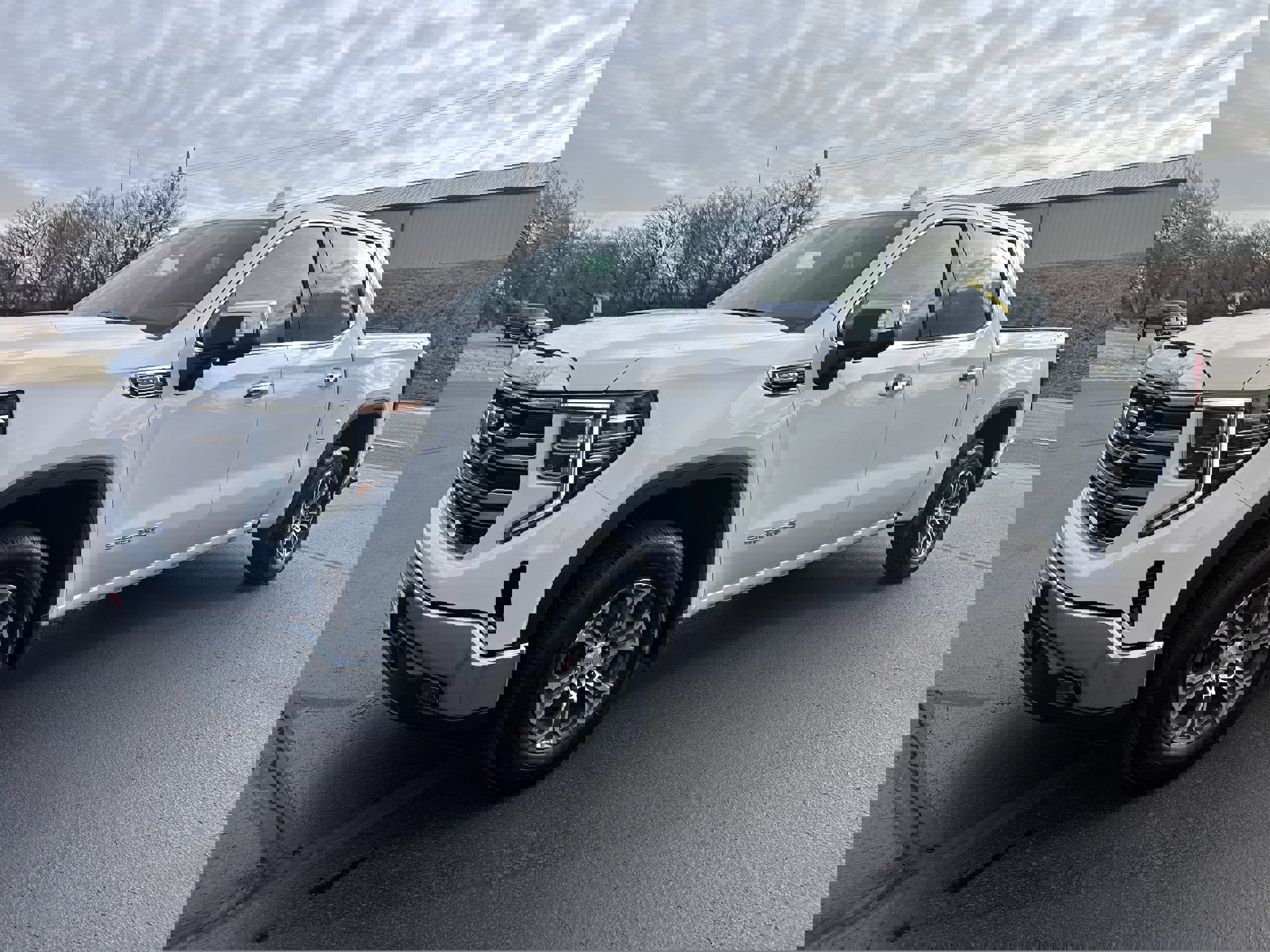 Used 2025 GMC Sierra 1500 SLT image 2