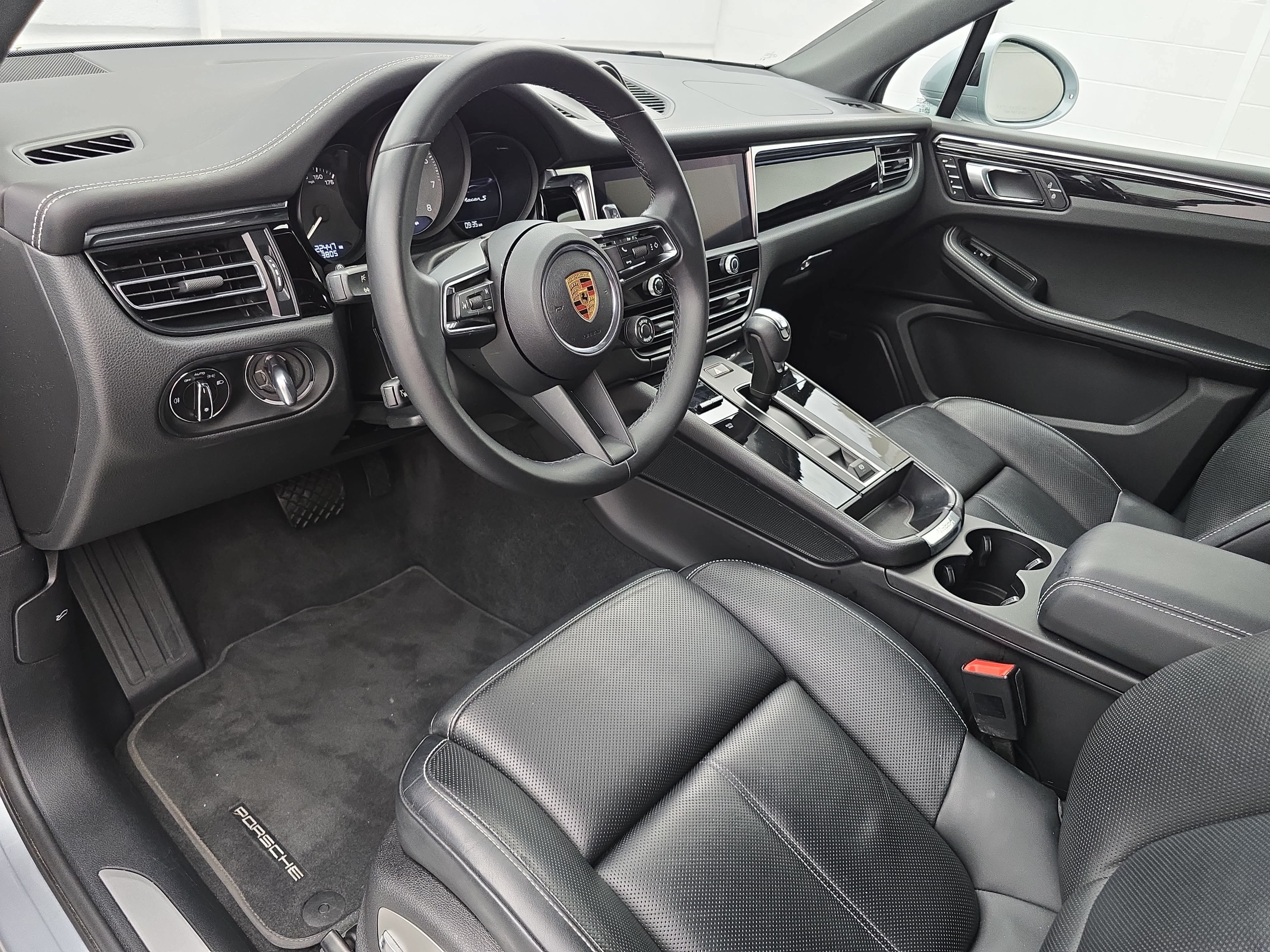 Certified 2024 Porsche Macan S AWD/4WD image 18