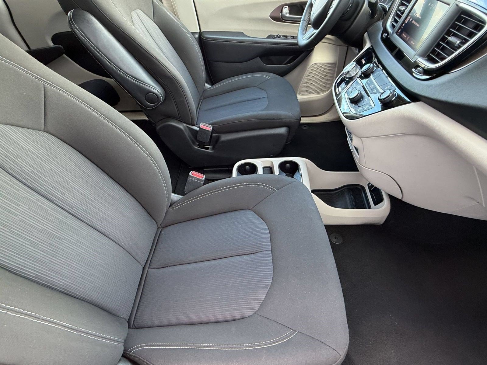 Used 2023 Chrysler Voyager LX FWD image 28