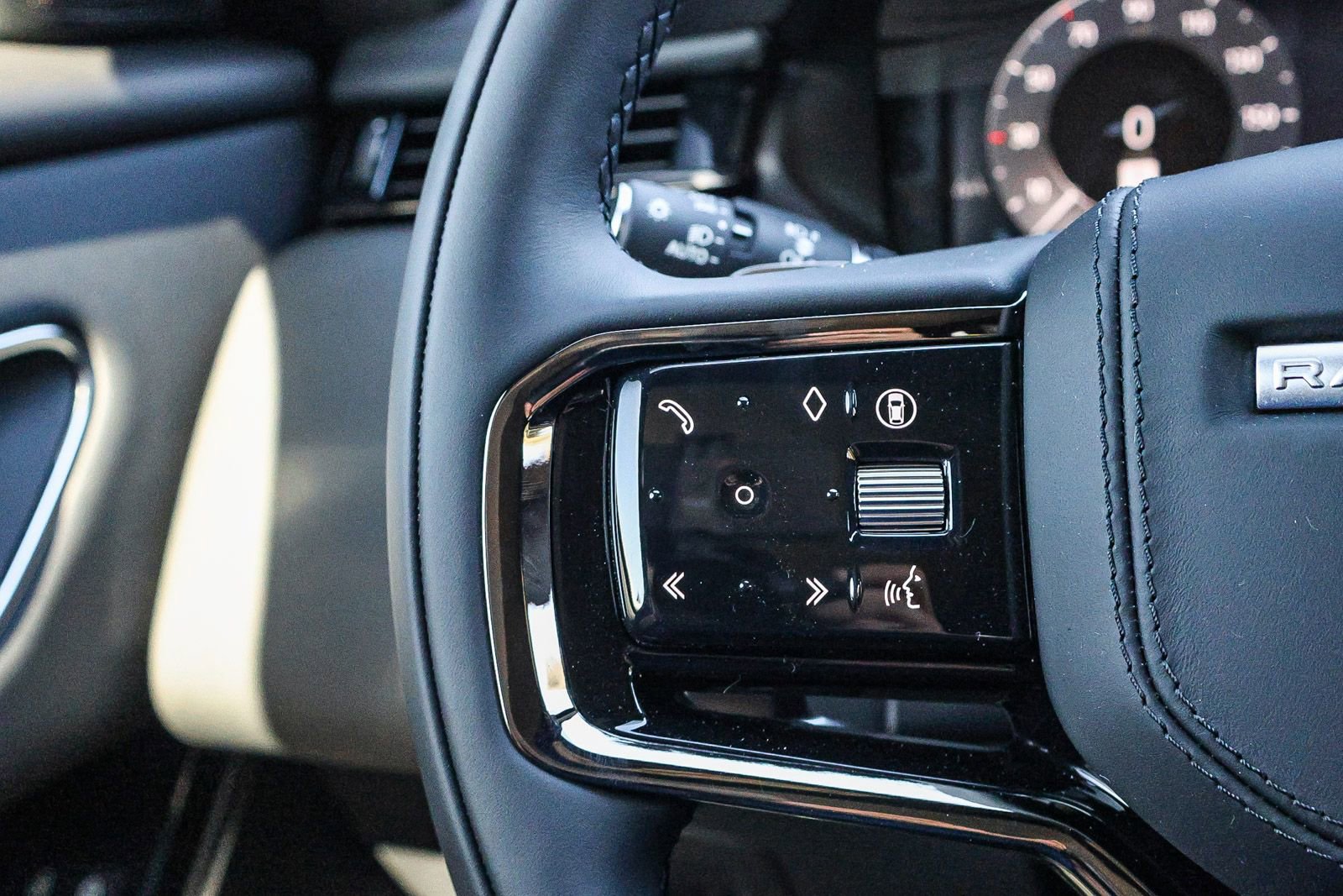 New 2026 Land Rover Range Rover Velar Dynamic SE image 38