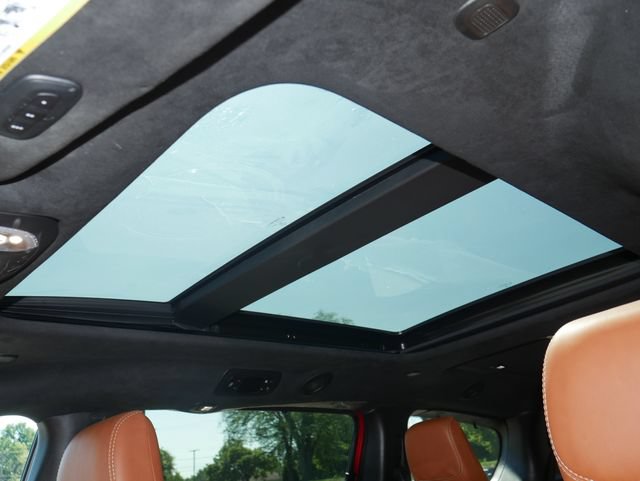 Used 2025 Chrysler Pacifica Pinnacle FWD image 3
