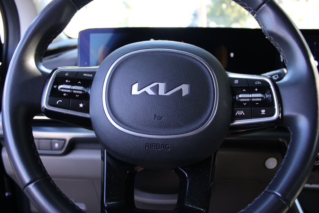 Used 2025 Kia Carnival FWD image 12