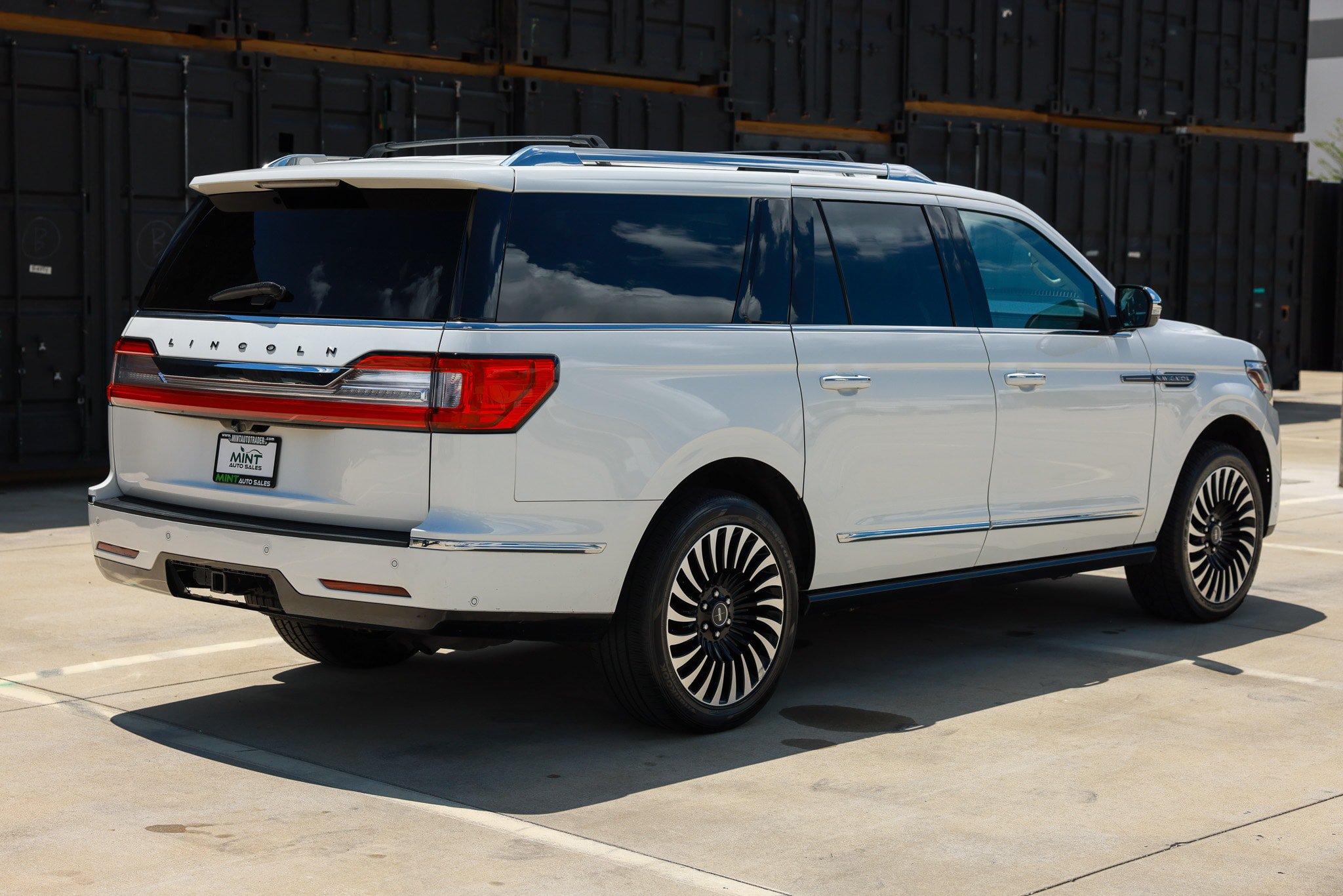 Used 2020 Lincoln Navigator L Black Label w/ Cargo Convenience Package AWD/4WD image 15