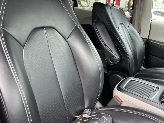 Used 2023 Chrysler Pacifica Touring-L FWD image 26