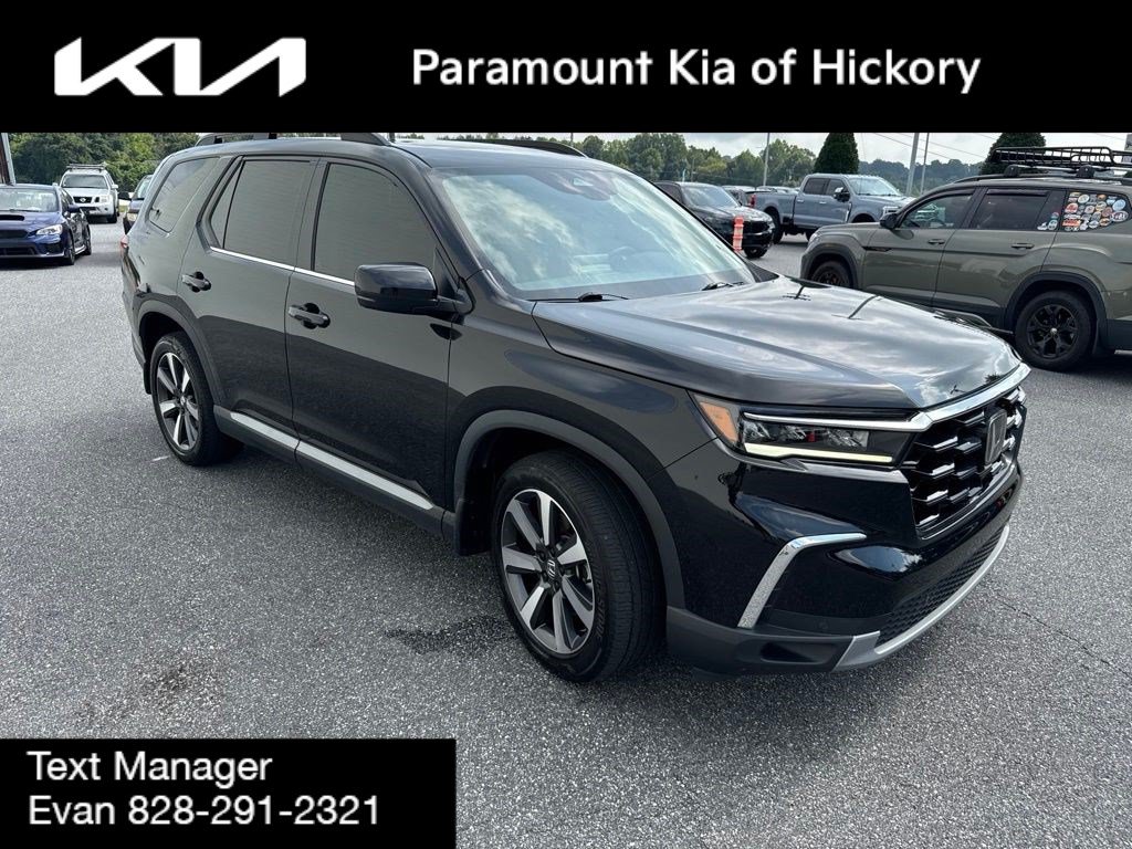 Used 2025 Honda Pilot Touring image 3