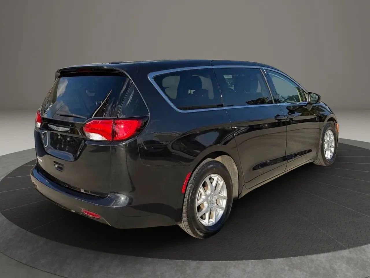 Used 2023 Chrysler Voyager LX FWD image 9