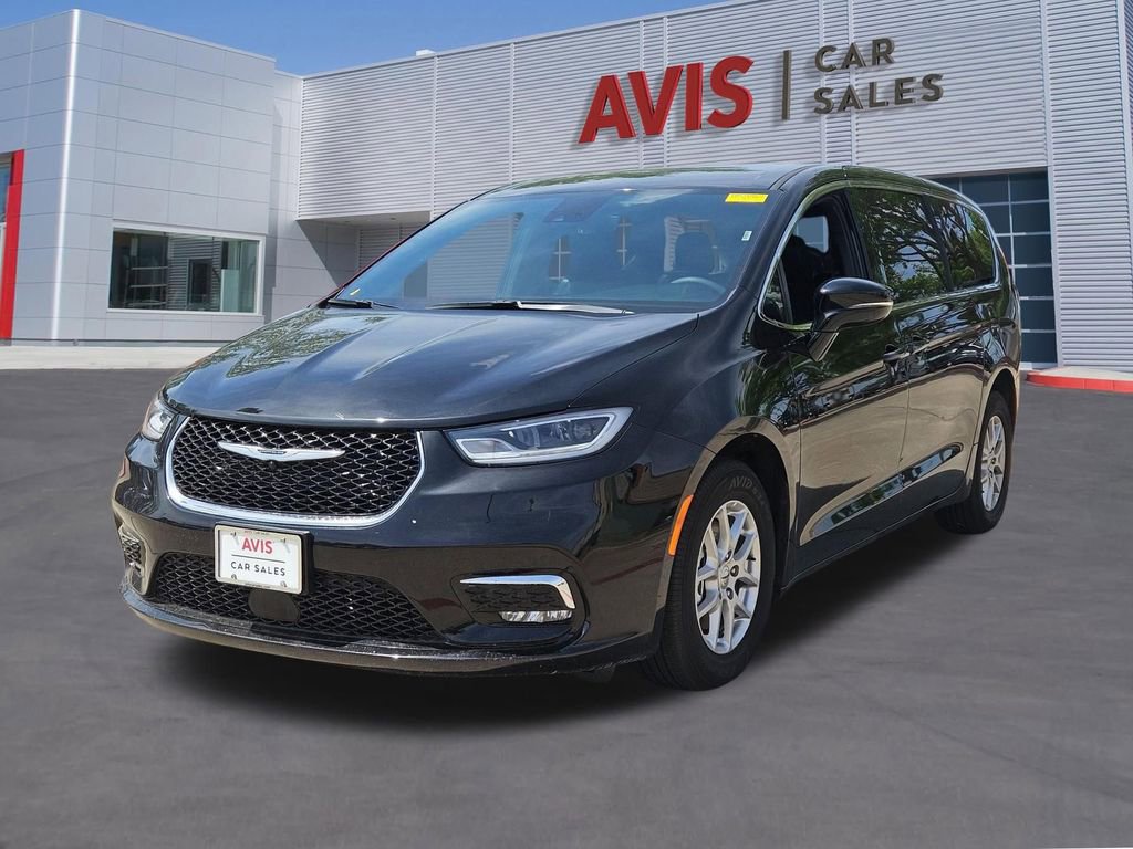 Used 2025 Chrysler Pacifica Select image 1