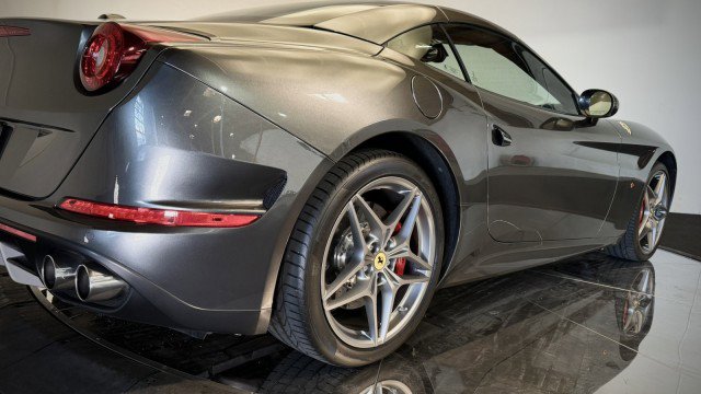 Used 2017 Ferrari California T RWD image 33