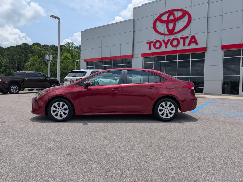 Used 2025 Toyota Corolla LE FWD image 2