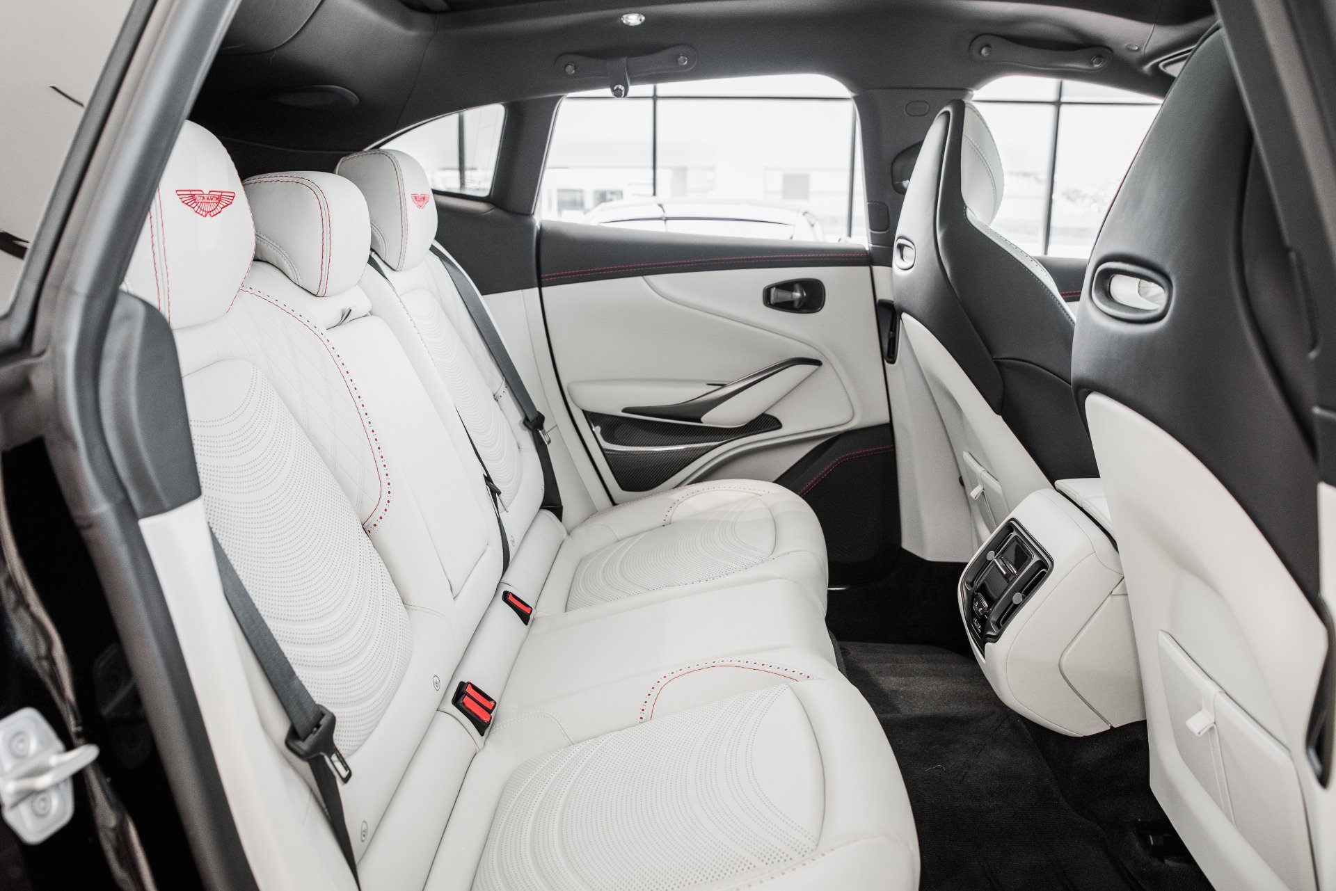 Used 2022 Aston Martin DBX AWD/4WD image 16