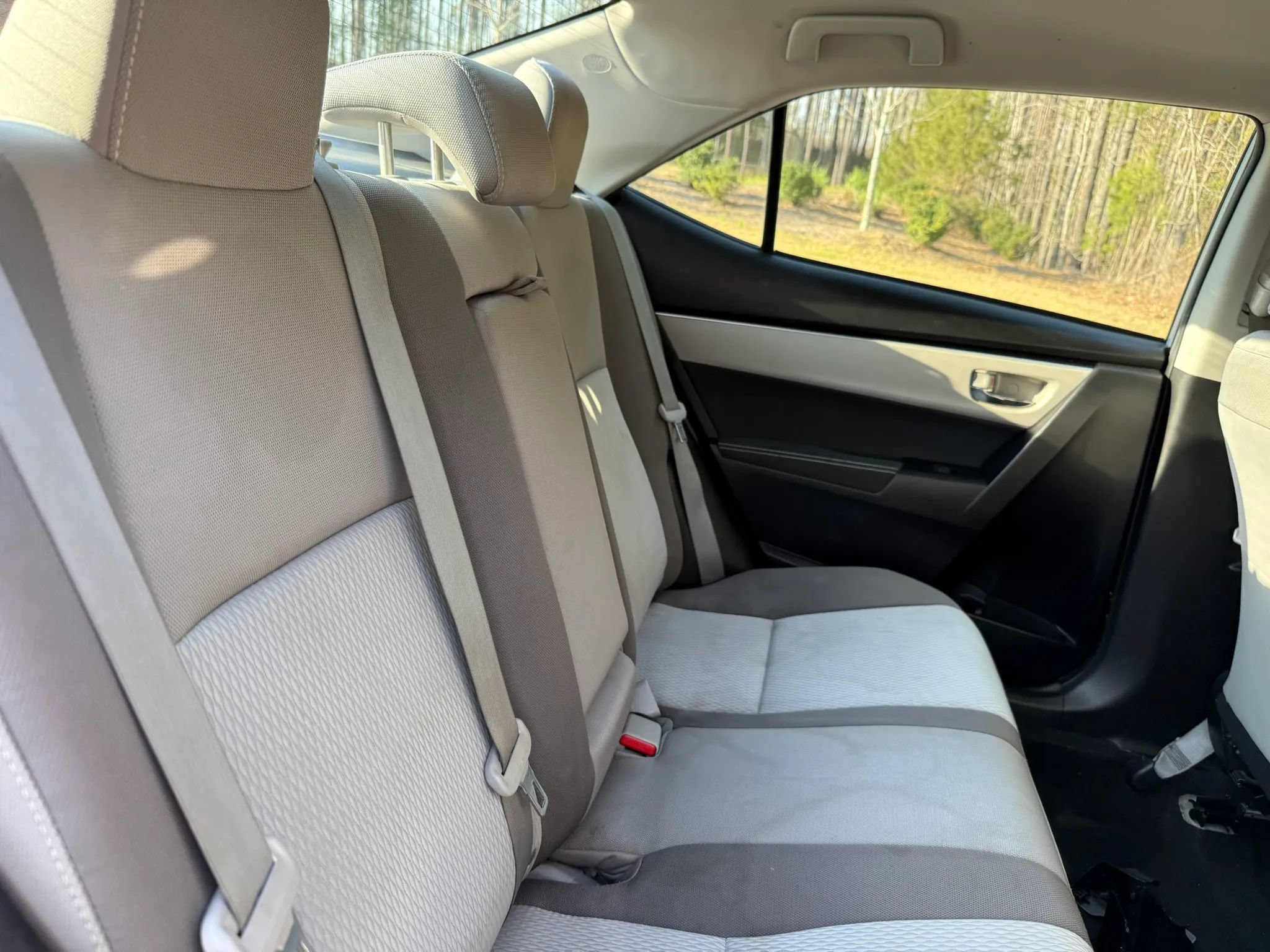 Used 2018 Toyota Corolla LE FWD image 19