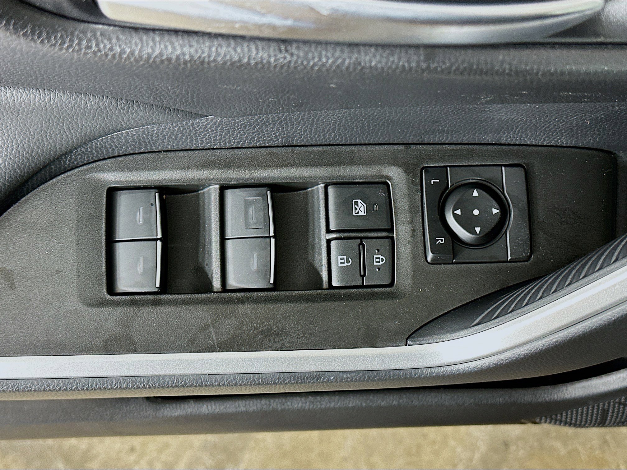 Used 2025 Toyota RAV4 XLE w/ Convenience Package image 15