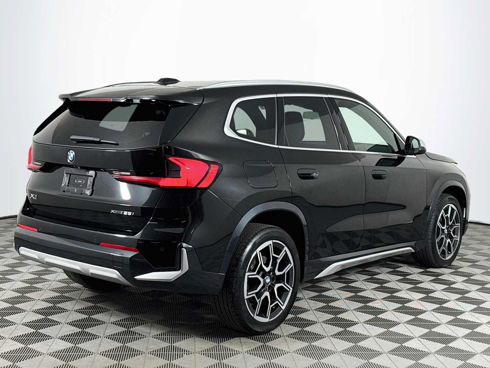 Used 2023 BMW X1 xDrive28i w/ Convenience Package AWD/4WD image 5