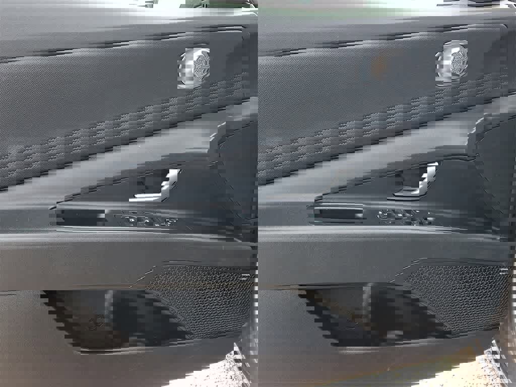 Used 2025 Hyundai Elantra Limited image 12