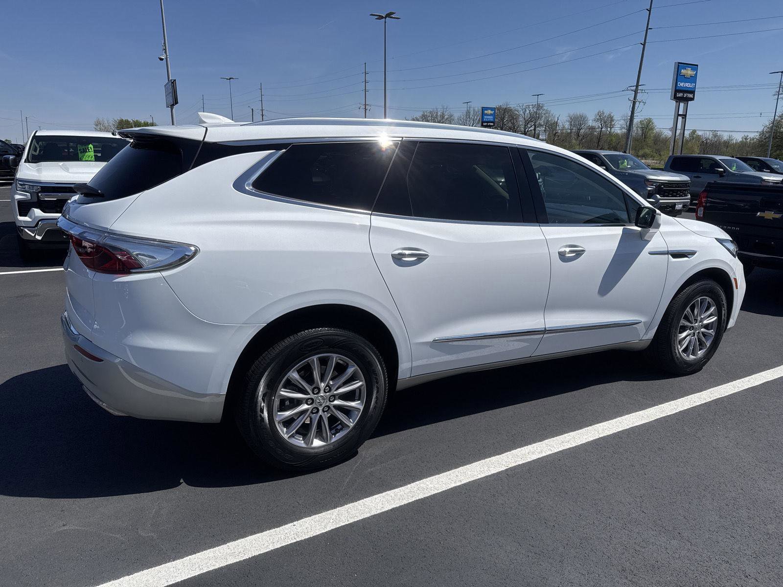 Used 2023 Buick Enclave Essence AWD/4WD image 2