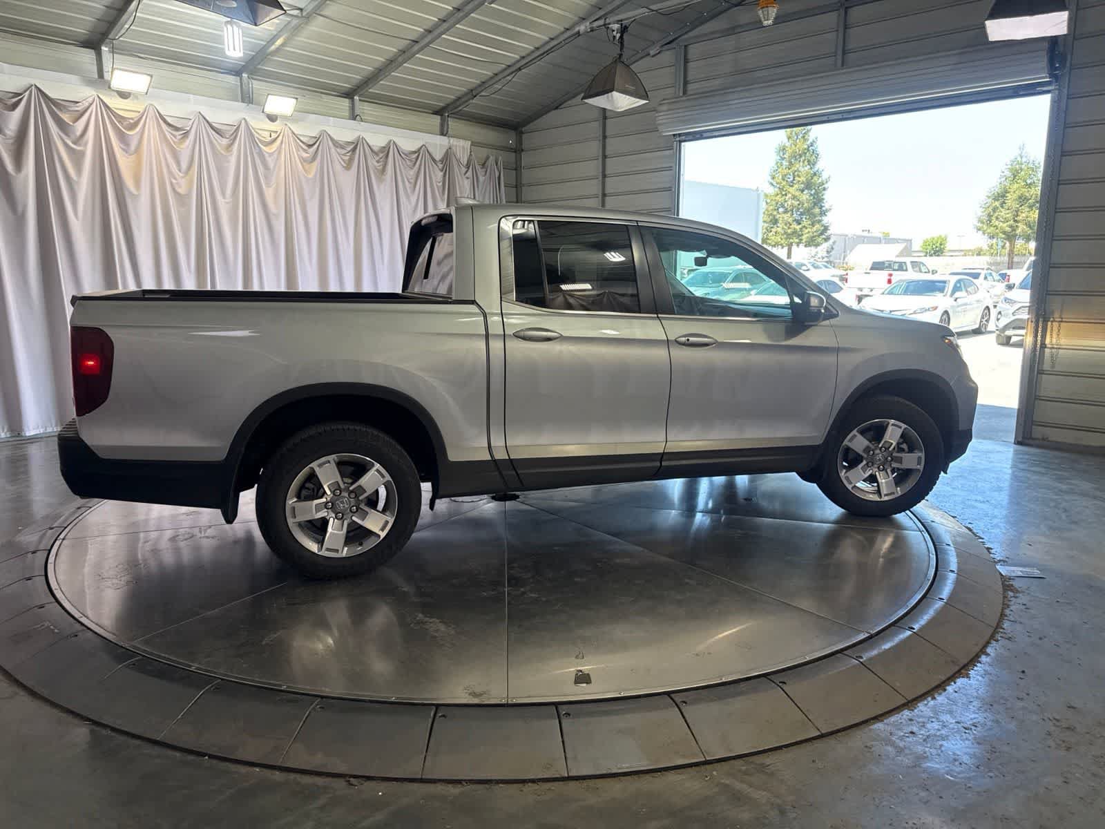Used 2025 Honda Ridgeline RTL image 3