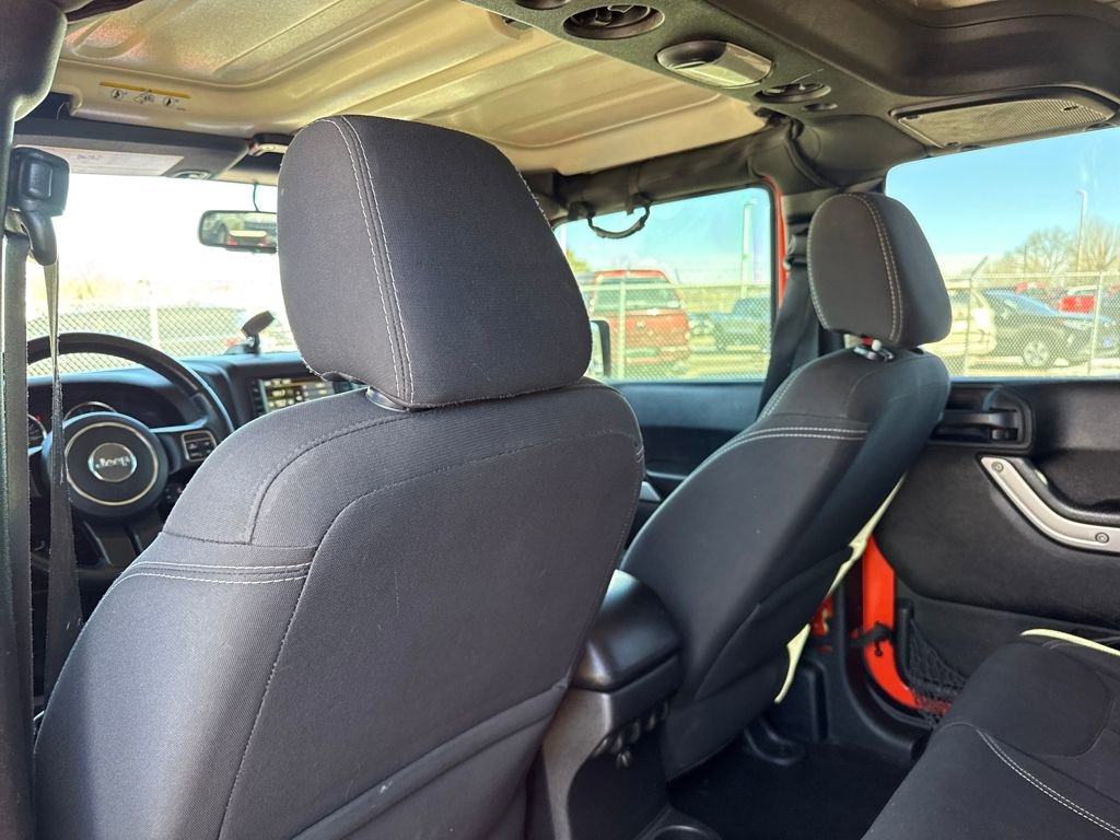 Used 2015 Jeep Wrangler Unlimited Sahara w/ Connectivity Group image 23