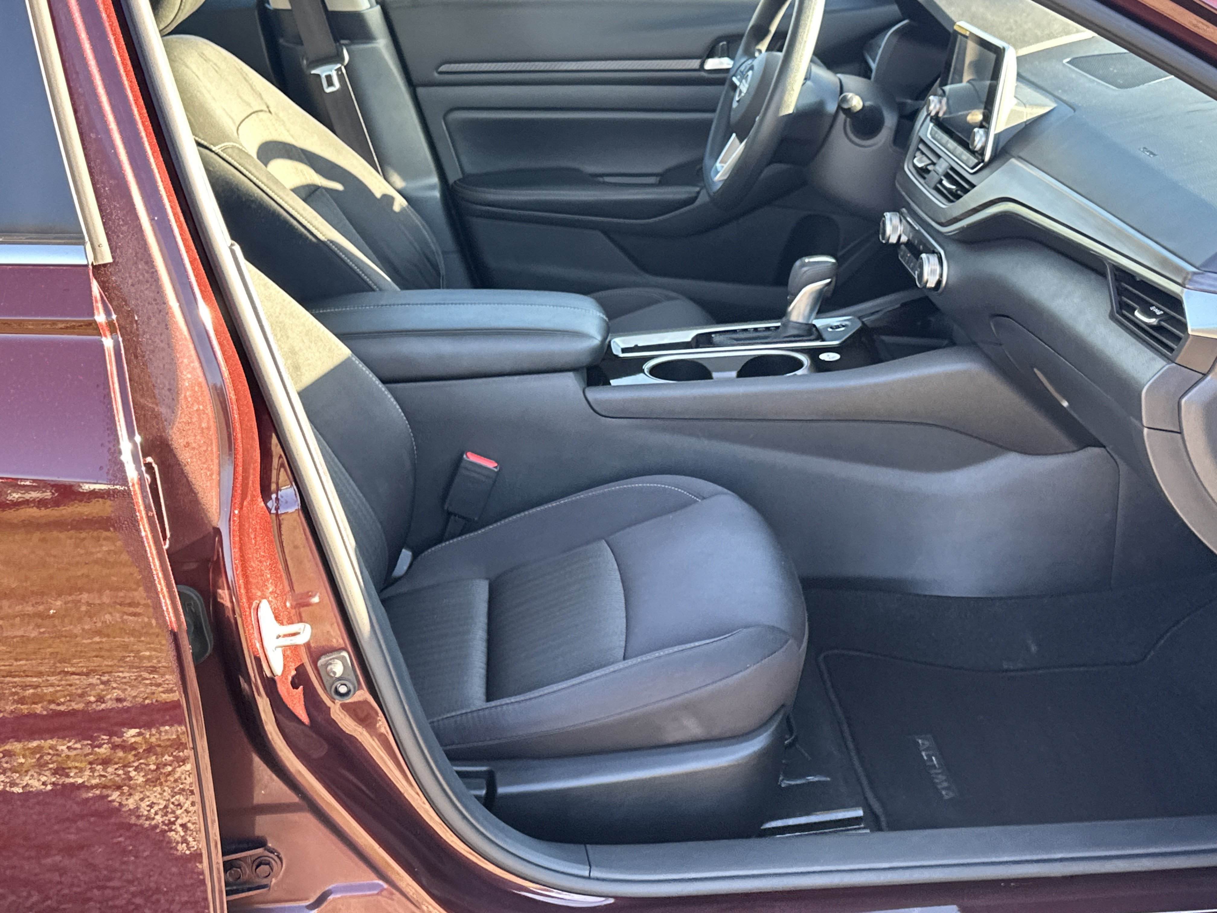 Used 2024 Nissan Altima 2.5 SV FWD image 13