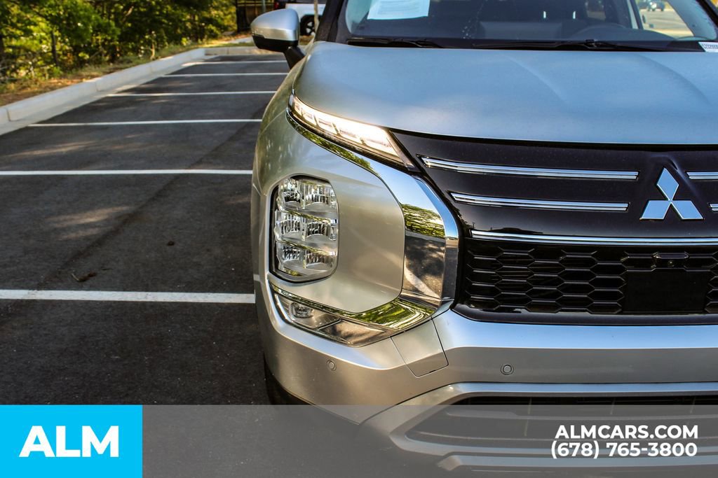 Used 2025 Mitsubishi Outlander SE image 12