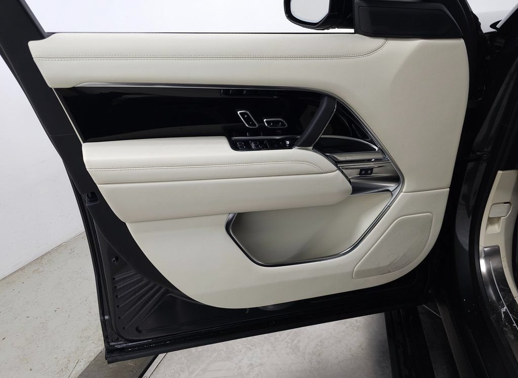 Certified 2025 Land Rover Range Rover SE AWD/4WD image 11