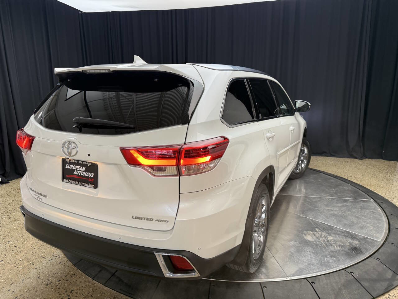 Used 2019 Toyota Highlander Limited Platinum AWD/4WD image 10