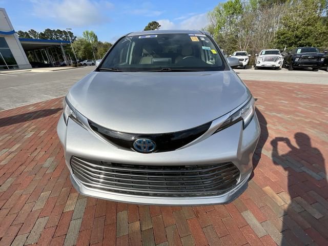 Used 2021 Toyota Sienna Limited image 2