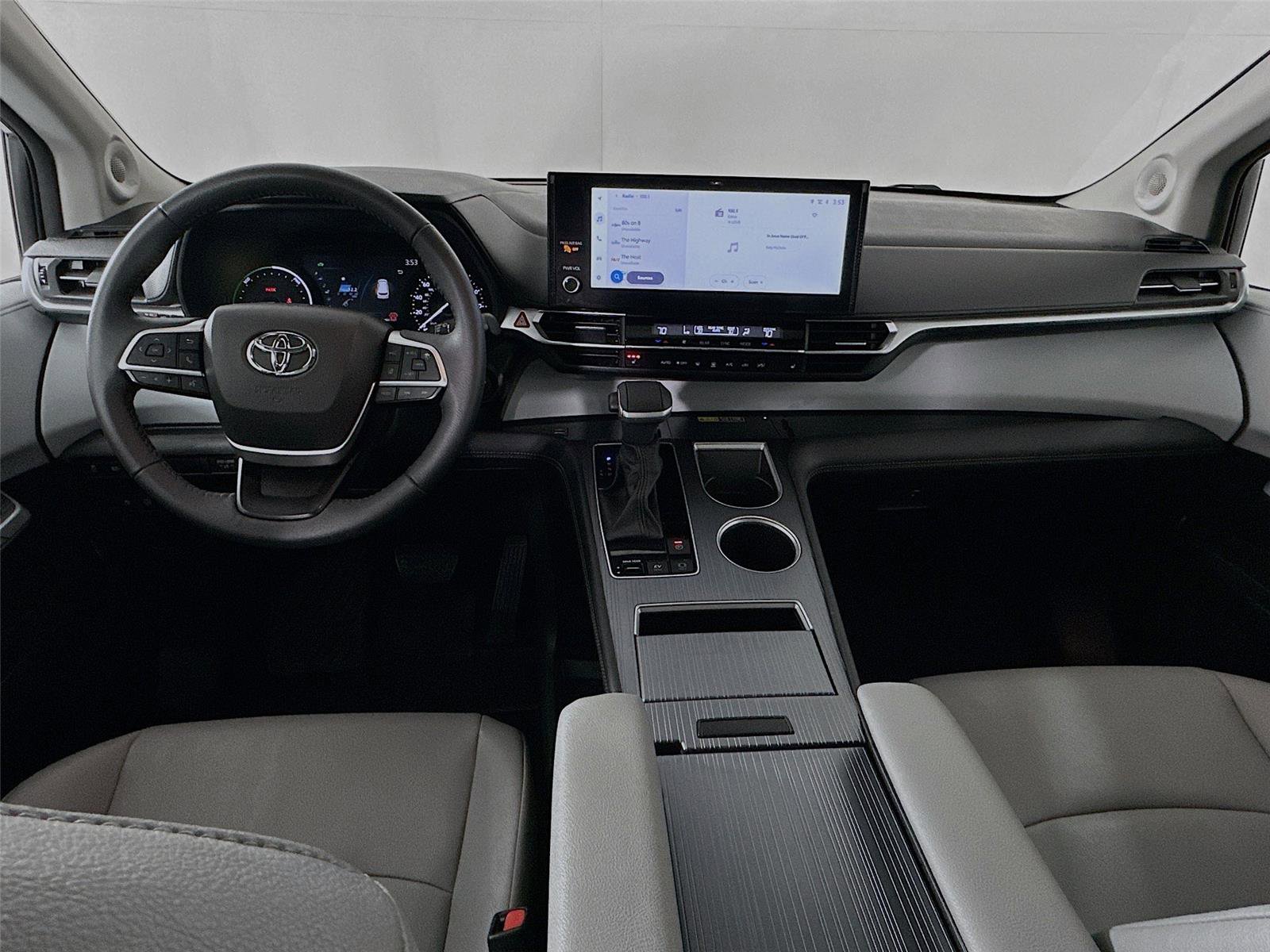 Used 2025 Toyota Sienna XLE w/ XLE Plus Package image 32