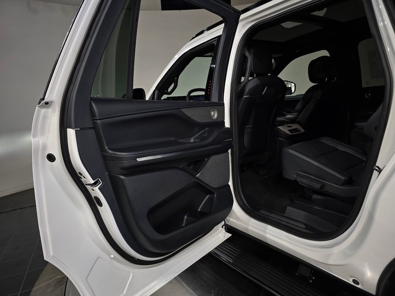 New 2025 Lincoln Navigator L Reserve w/ Jet Appearance Package image 30