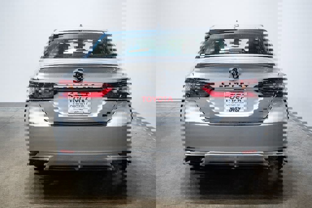 Used 2024 Toyota Camry SE image 8