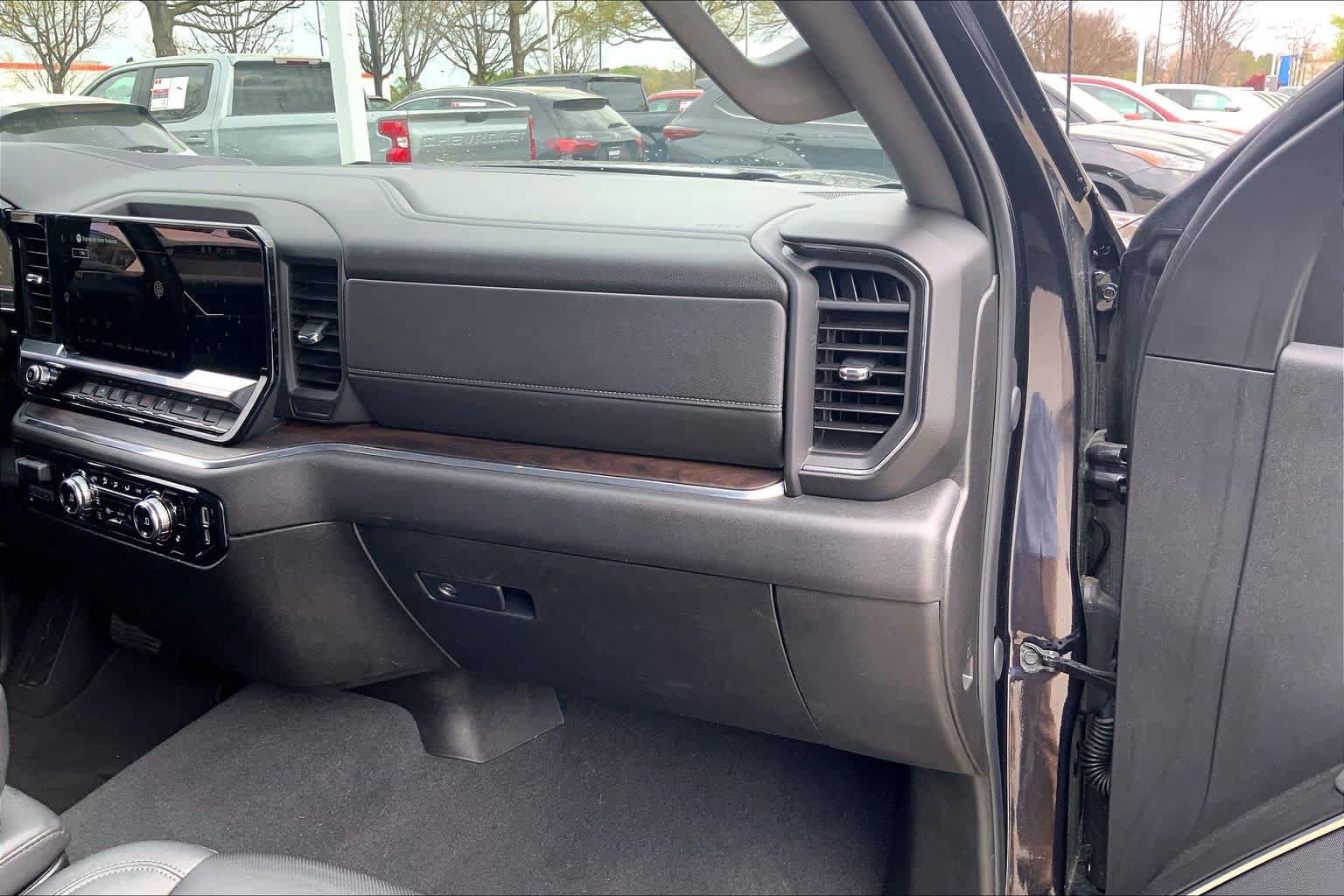 Used 2025 GMC Sierra 1500 SLT AWD/4WD image 18