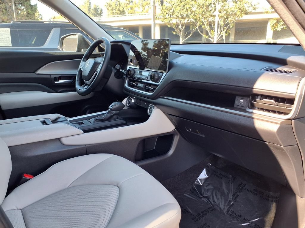 Used 2024 Toyota Grand Highlander AWD image 15