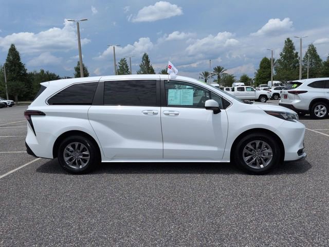 Certified 2025 Toyota Sienna LE FWD image 3
