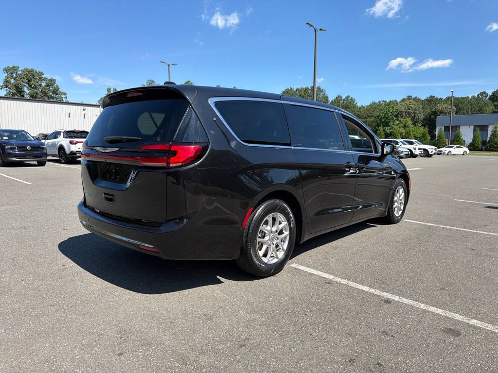 Used 2023 Chrysler Pacifica Touring-L FWD image 5