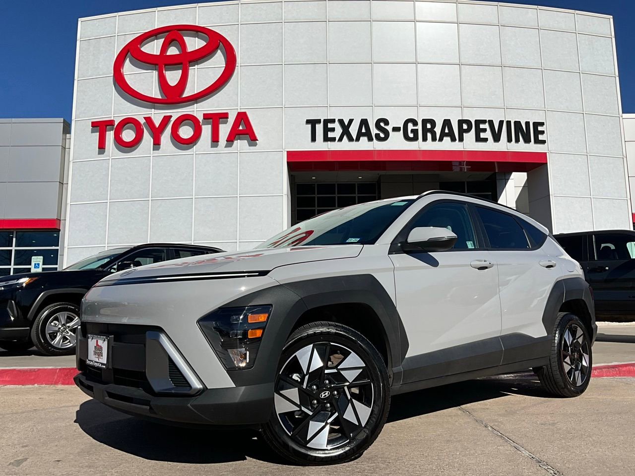 Used 2025 Hyundai Kona SEL image 2