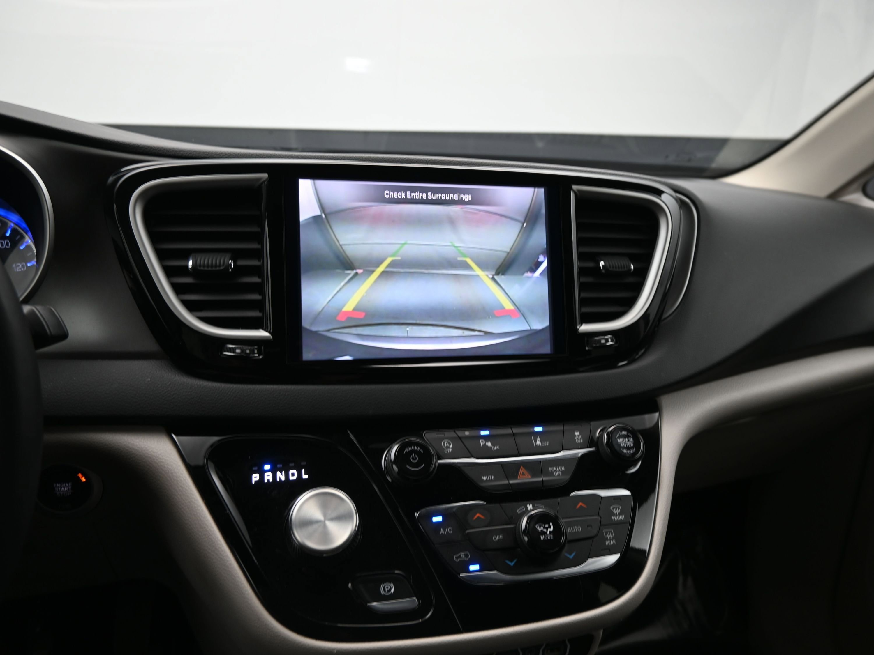 Used 2023 Chrysler Pacifica Touring-L image 14